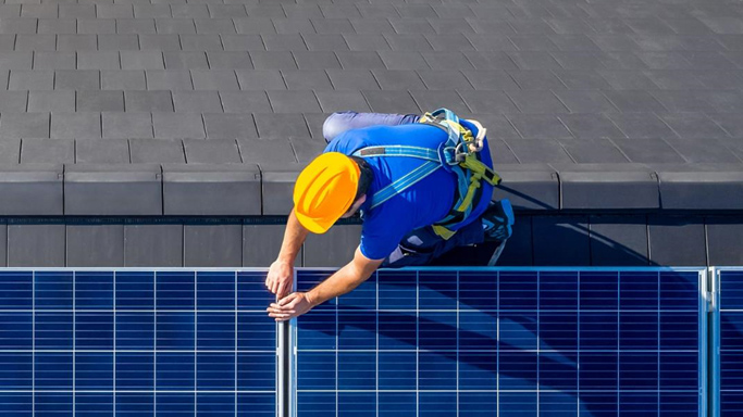 阳光电源以本地化服务为核心，以智能系统平台为支撑，构建线上线下紧密协同的服务支持体系，提供涵盖产品全生命周期的服务和解决方案，以专业、高效的服务提升服务效率和响应速度，不断超越客户期望，为客户创造更大价值。