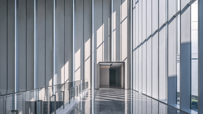 公司基于组织情境分析、利益相关方需求来识别并确定公司面临的主要风险及其边界。公司识别的风险类型包括政策性风险、环境管理风险等。政策性风险：可再生能源发电相关行业目前由政府政策支持，如若市场宏观经济或政府补贴、政策发生重大变化，将在一定程度上影响公司发展。环境管理风险：来自欧美等地区的客户对产品中的有害物质都有严格的要求，公司需要识别客户要求及其所在国关于有害物质的法律法规，防止因对客户需求及相关法律法规的不了解所造成的不合格品、退货以及处罚风险。公司对已识别风险的严重程度和发生频率进行评估，评估结果根据风险系数评定并分为“高”“中”“低”三个层级，根据风险可接受准则判定是否对风险采取应对措施。