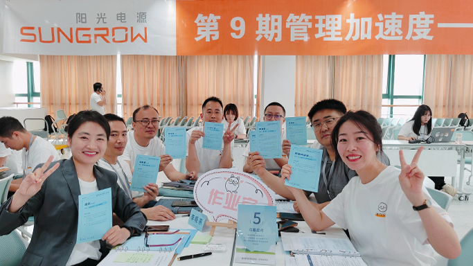 公司构建“集团领导力/新员工/通用能力培养+事业部专业能力培养+用人部门岗位技能培养”三级培训架构。公司充分利用线上学习平台，整合推广各类线上线下学习资源，持续开展多样化的培训项目。2024年，公司在员工培训方面投入2155万元，培训覆盖率达100%，人均培训时长90小时。