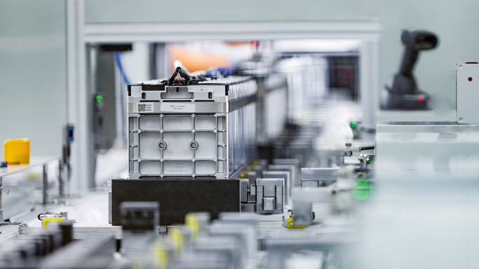 公司制定《供应商关系管理》，例行对存量供应商开展供应商定位评价，筛选区分出战略、瓶颈、杠杆和一般供应商。主要评价因素包括采购规模、同质化水平、交付风险、客户关注度等。 公司制订《采购风险管理程序》，将采购风险划分为社会环境风险和自然环境风险，并应用于重要供应商的筛选。社会环境风险又可进一步划分为系统内部风险和社会宏观环境风险。系统内部风险如单一供应商风险、信息传递风险、合作伙伴风险等，还有社会宏观风险如政治，经济，文化、汇率、市场需求、行业政策等。自然环境风险包括山洪，海啸、地震、闪电、雷雨、山体滑坡等。同时，公司对潜在供应商或现有供应商开展包括但不限于以下维度的尽职调查工作：经营风险、合规风险和ESG风险。