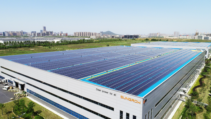 阳光电源2020年加入RE100倡议，承诺2028年全球范围内生产运营用电100%绿色电力覆盖。依托自持新能源电站、安装工厂屋面光伏、参与绿证交易等多种方式，2024年绿电使用比例提升为70%。