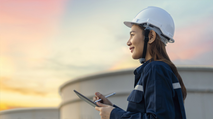 阳光电源重视员工的健康与安全，持续增加在安全管理及设施的保障投入，2024年在职业健康安全领域投入超1.2亿元。为确保员工能够获得所需的安全知识和技能培训，公司每年为全体员工提供大量交流和培训活动，包括入职所需的新员工安全培训、电气安全、急救、特种设备、环境管理、化学品安全和危险废弃物处置等专项课程。