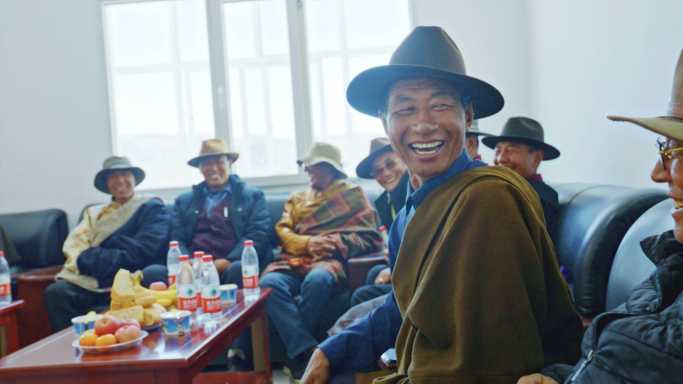 阳光电源积极参与社区支持与乡村振兴，捐建阳光智慧教室、开展阳光小课堂新能源特色科普课程，助力少年儿童的成长与教育。设立阳光桑榆驿站，捐建村镇老年活动中心，关爱关注农村孤寡老人身心健康，让老人老有所乐、老有所安。