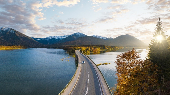 公司将ESG纳入采购业务全流程，包括供应商开发管理（供应商寻源、供应商选择、供应商认证）和供应商发展管理（供应商绩效管理、供应商退出管理等）等。在供应商准入阶段，公司参考RBA责任商业准则、ISO14001、ISO45001及SA8000等企业体系认证及相关环境、社会法律法规，判断供应商资质满足情况，同时对供应商开展尽职调查。此外，供应商需要签署《廉政协议》《保密协议》《供应商行为准则》等，制造商需额外签署《供应链产地信息声明》。供应商开发管理过程设立过会评审机制，提升寻源科学性和合理性。过会评审前，根据供应商ESG审核报告，从环境保护、劳工管理、商业道德、关键矿产管理等维度评估供应商的ESG表现，评估结果作为过会评审的依据之一。针对存量供应商，委托国际知名第三方认证机构进行ESG年度审核，提升透明度。 针对供应链有害物质管控，公司从供应商和物料维度双重管理有害物质的引入过程，管控方式包括协议约定、现场审核、来料测试、资料审查、绩效考核等。针对2023年发布的《欧盟电池法规》要求，公司重新修订《环保承诺书》及新制定《环保承诺书补充协议》，并要求所有相关供应商签署确认。