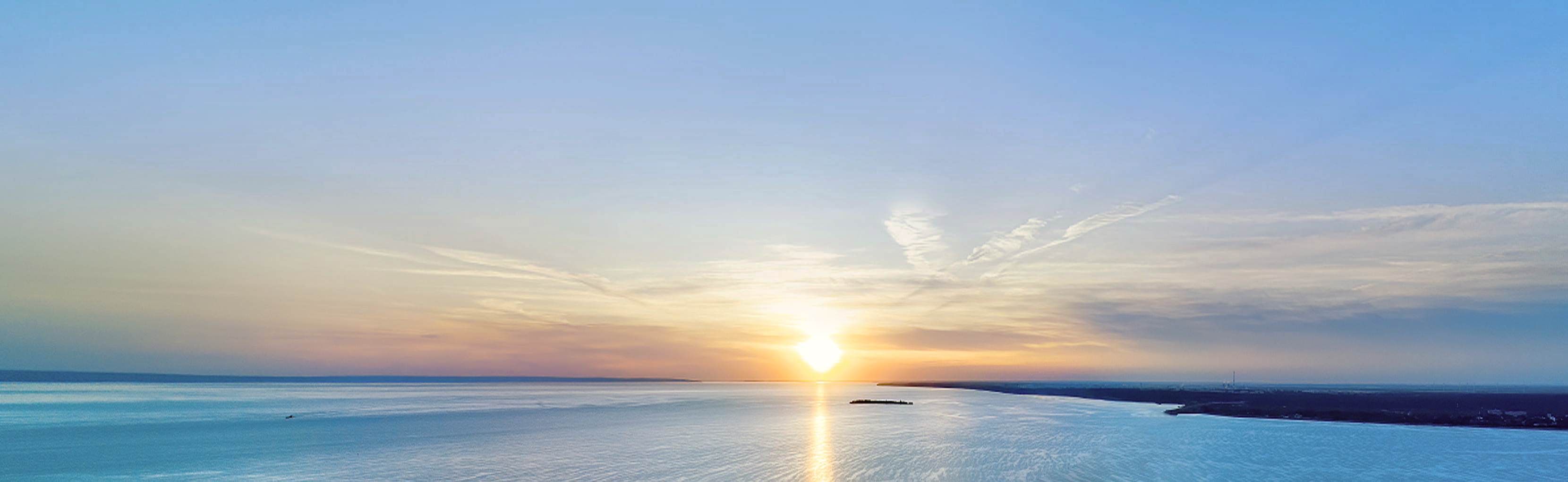 我们将用阳光的无限能量为答案，与千行百业一起，<br>在能源的新绿洲，踏下减碳的新足迹。